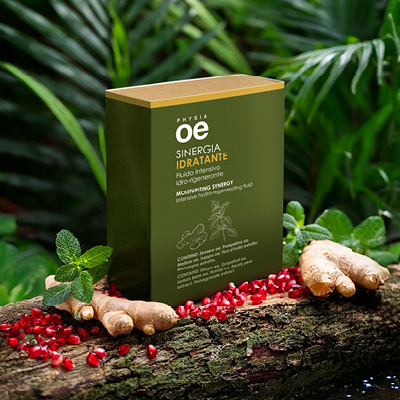 immagine del prodotto della sinergia idratante ambientata su sfondo verde naturale con zenzero e melograno 